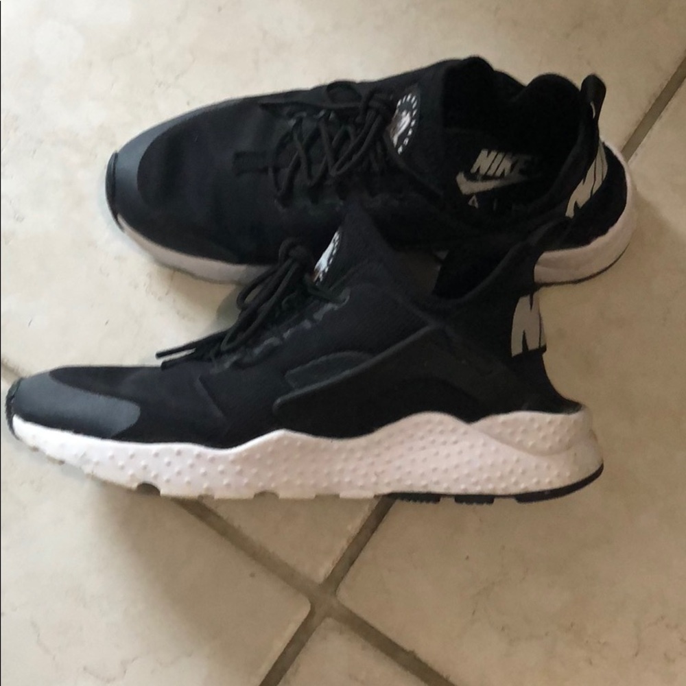 Nike tennis shoes huarache